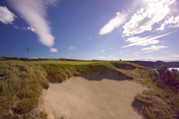 Cape Kidnappers, 15th hole, cliff-side bunkers

